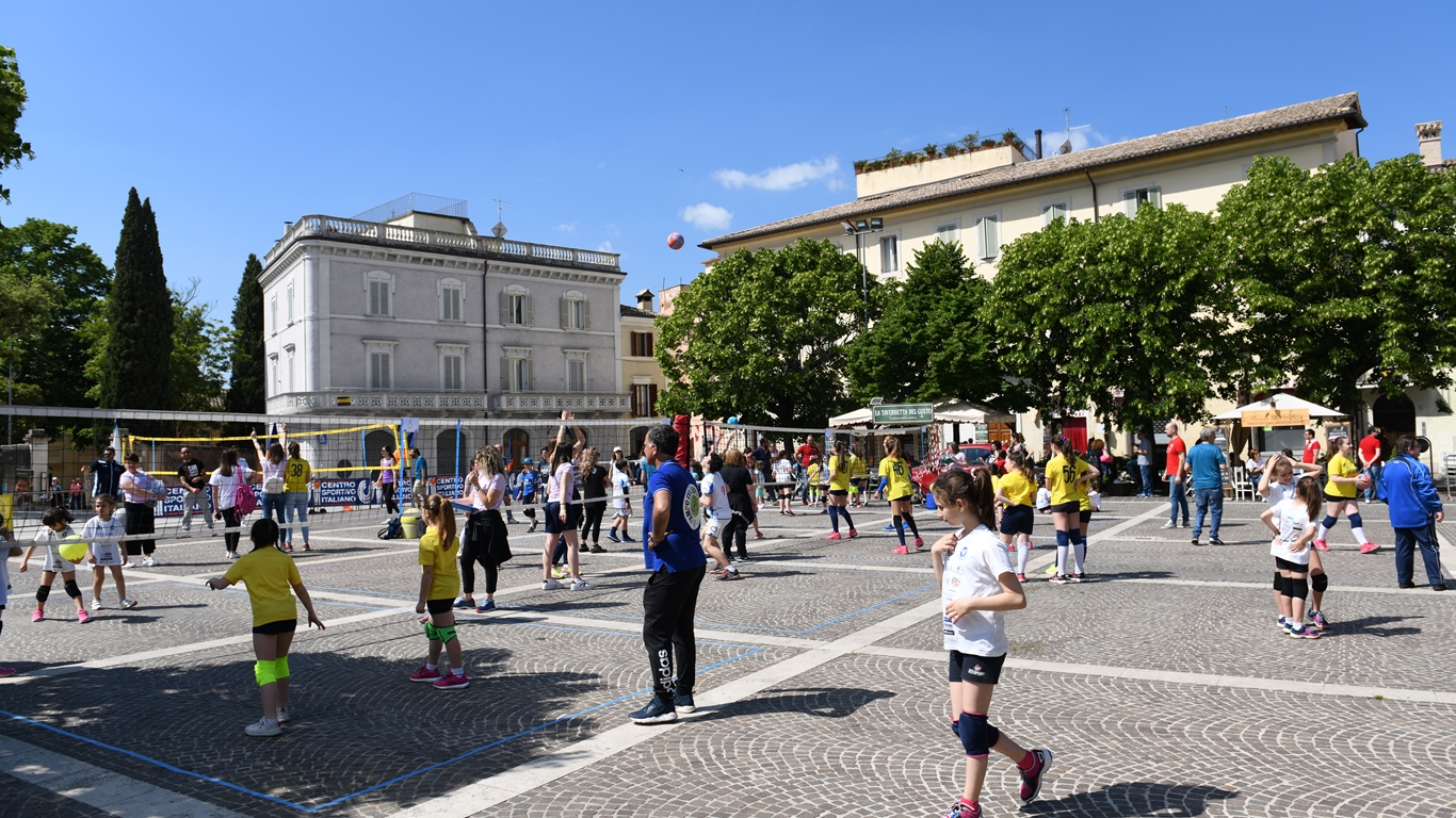 Una bellissima giornata a Trevi con tante giovani per il Mini Volley in piazza