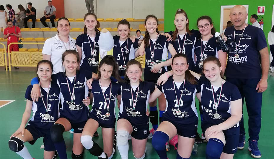 Under 13. La Trevi Volley chiude la stagione alla grande, batte 2-0 lo School Volley e si aggiudica il trofeo della sua categoria.
